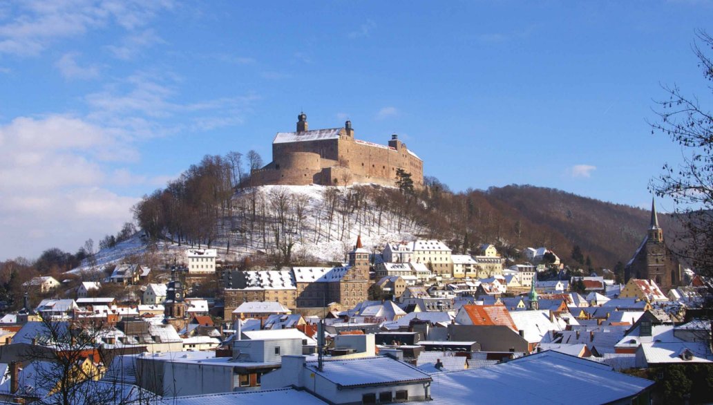 Blick auf die Altstadt mit Petrikirche (rechts) und Rotem Turm (links), darber die Plassenburg mit vielen Museen