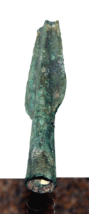 Die noch 17.3 cm lange Lanzenspitze wurde 1935 beim Abfahren von Lesesteinen zusammen mit Skelettresten gefunden.