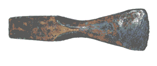 Das bronzene Lappenbeil wurde 1949 an einem 70 cm hohen Steinblock in 40 cm Tiefe gefunden. Länge: 18,5 cm.