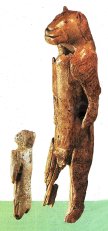 Links der Neufund eines Löwenmenschen aus der 'Hohle Fels', rechts die größere 1939 im Hohlenstein-Stadel gefundene 28 cm hohe Skulptur, die aus 200 Fragmenten zusammengesetzt wurde (Die Zeit: 22. Dez. 2003, S. 29). Ausgestellt im Museum Ulm.
