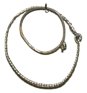 Der Durchmesser des kleinen Ringes beträgt 2,1 cm, der des größeren (tordierten) Ohrringes 3,2/3,7 cm.
